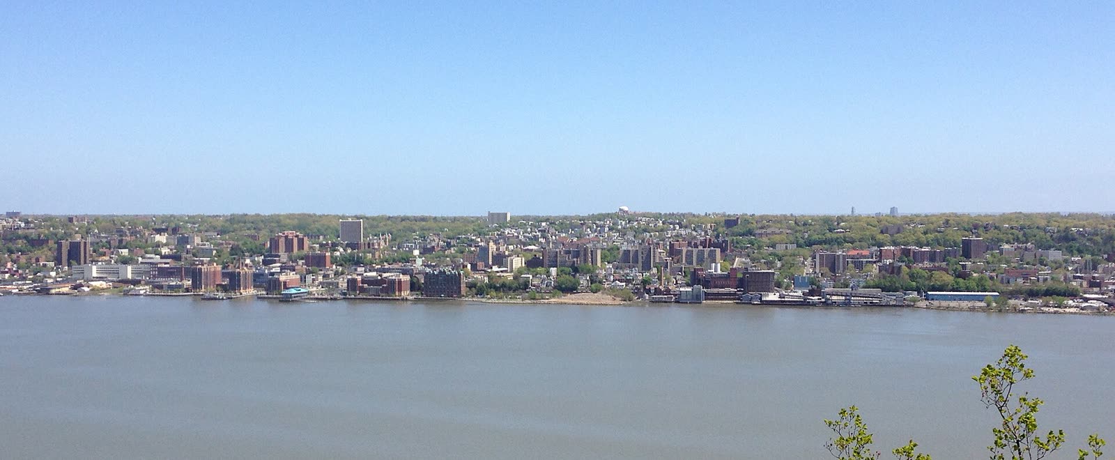 Panoramic view of Yonkers, New York from across the Hudson River — photo Famartin (Wikimedia, CC BY-SA 3.0)